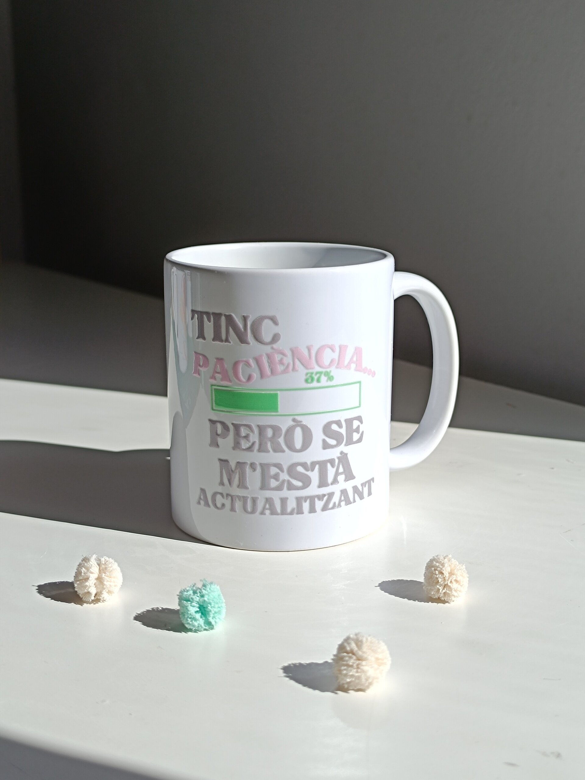 Taza cerámica personalizada – diseño “Tengo paciencia… pero se me está actualiza - 1