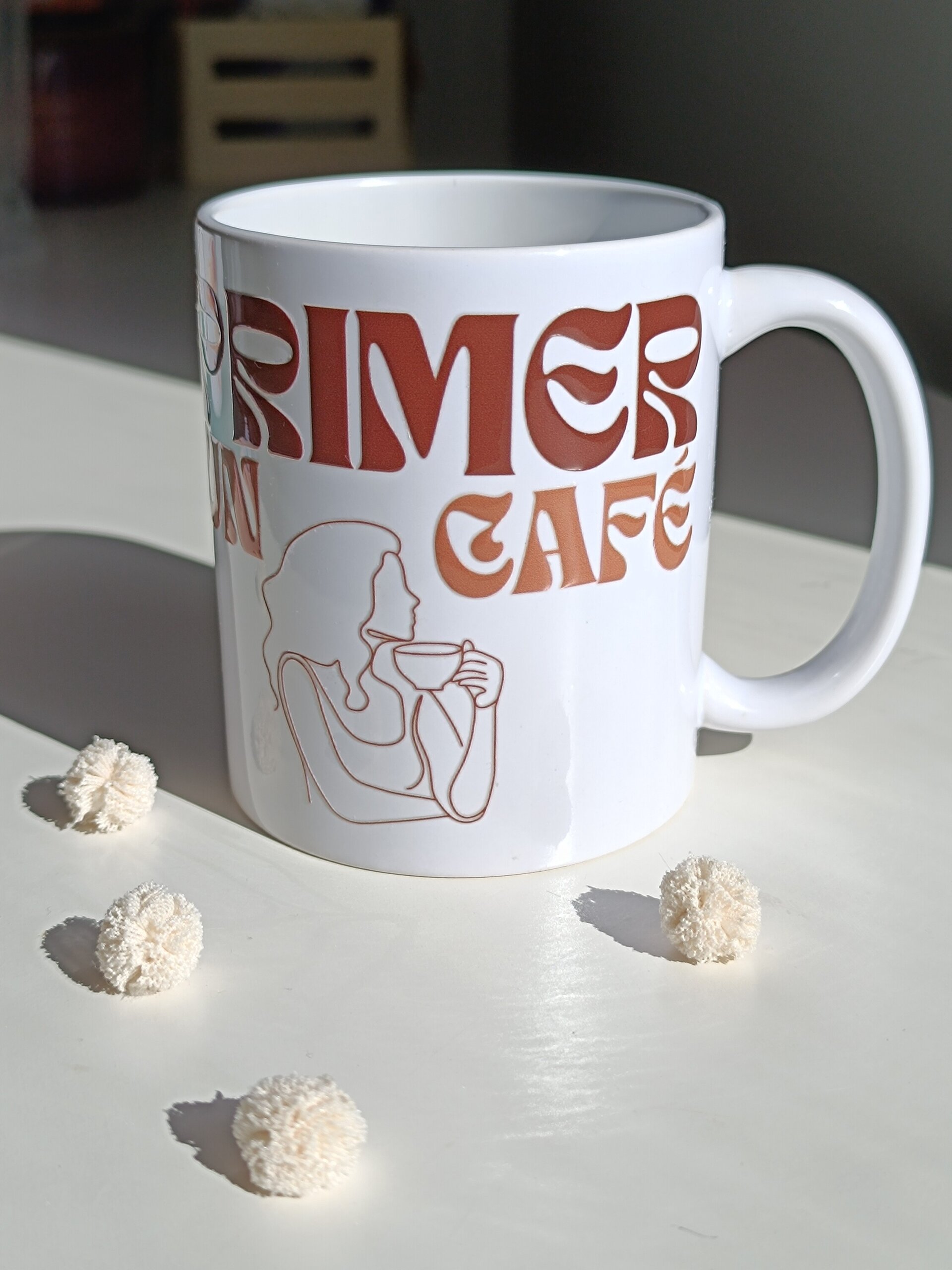 Taza cerámica personalizada – diseño “Primero un café” - 1