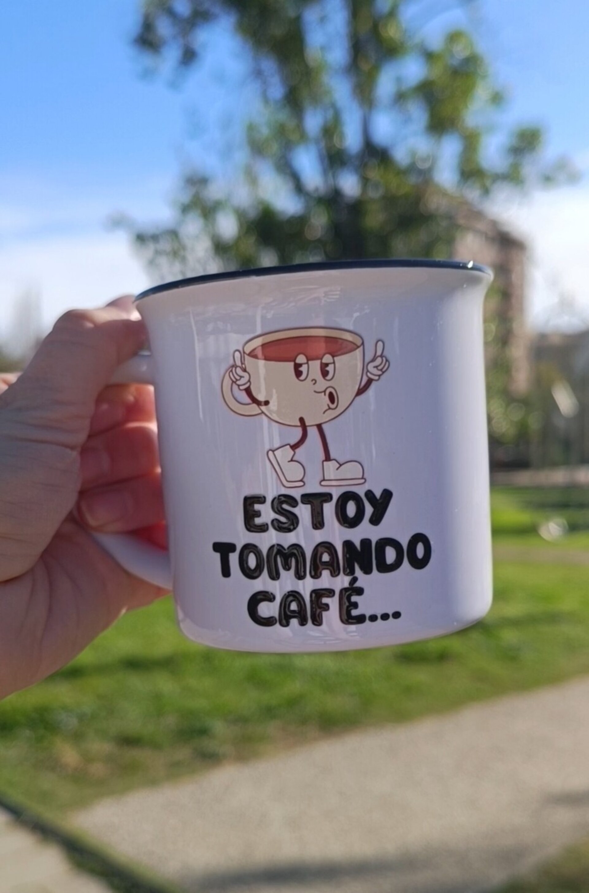 Taza cerámica vintage personalizada – Estoy tomando café pero... - 1