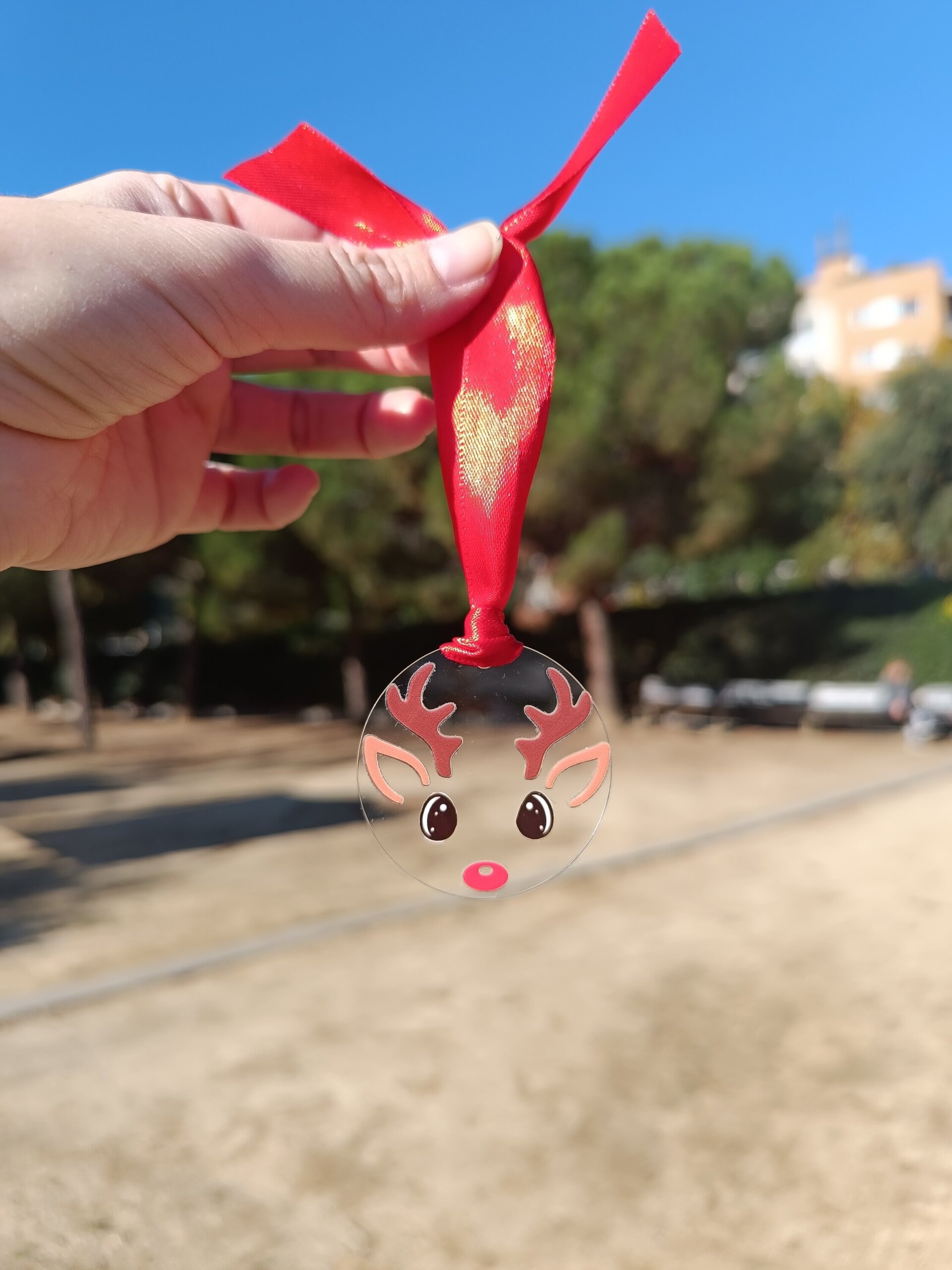 Bola de Navidad de Acrílico – Diseño de Reno con Lazo (Rojo o Verde) - 1