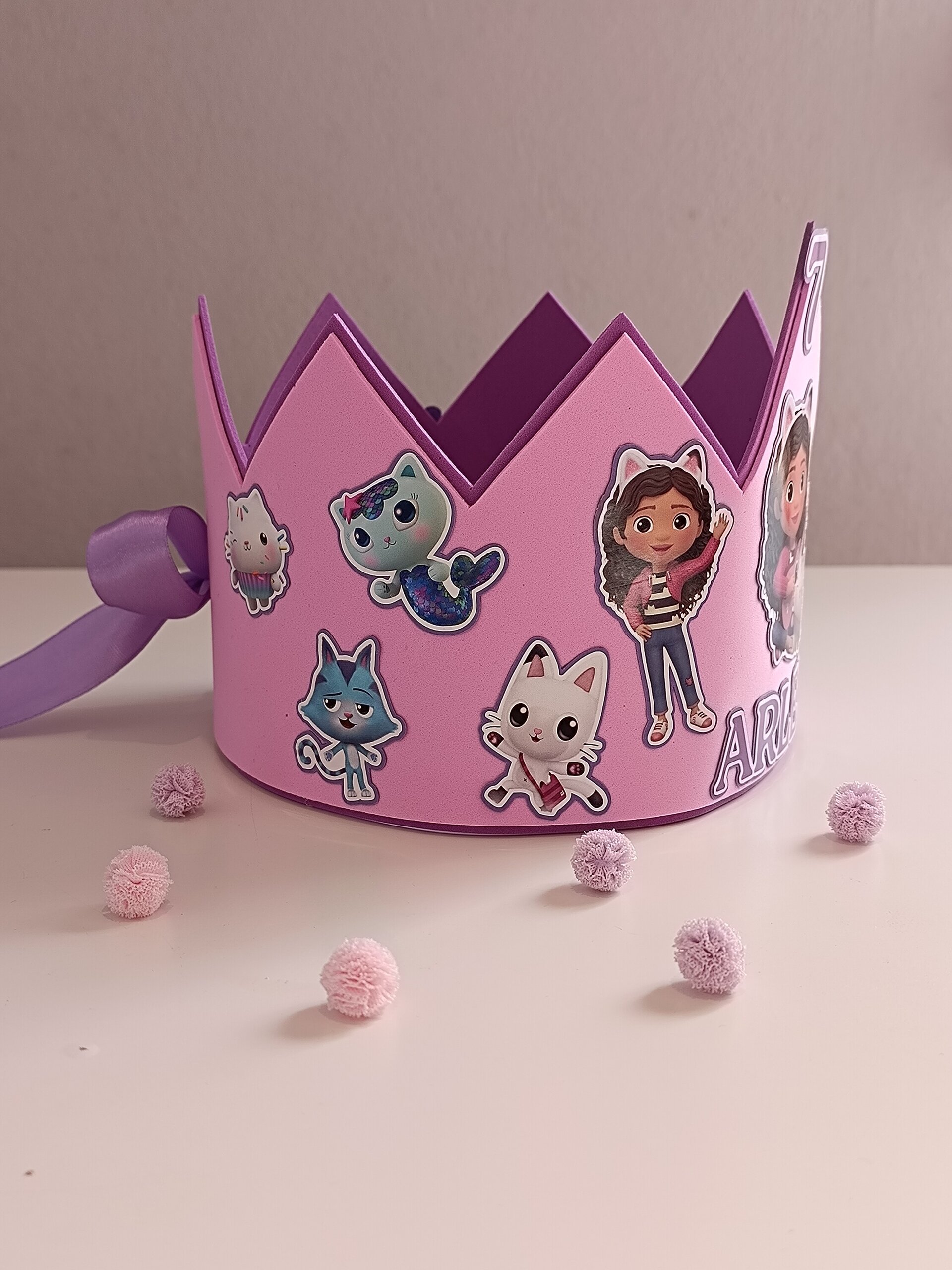 Corona de Cumpleaños personalizada Gaby y la casa de muñecas - 2