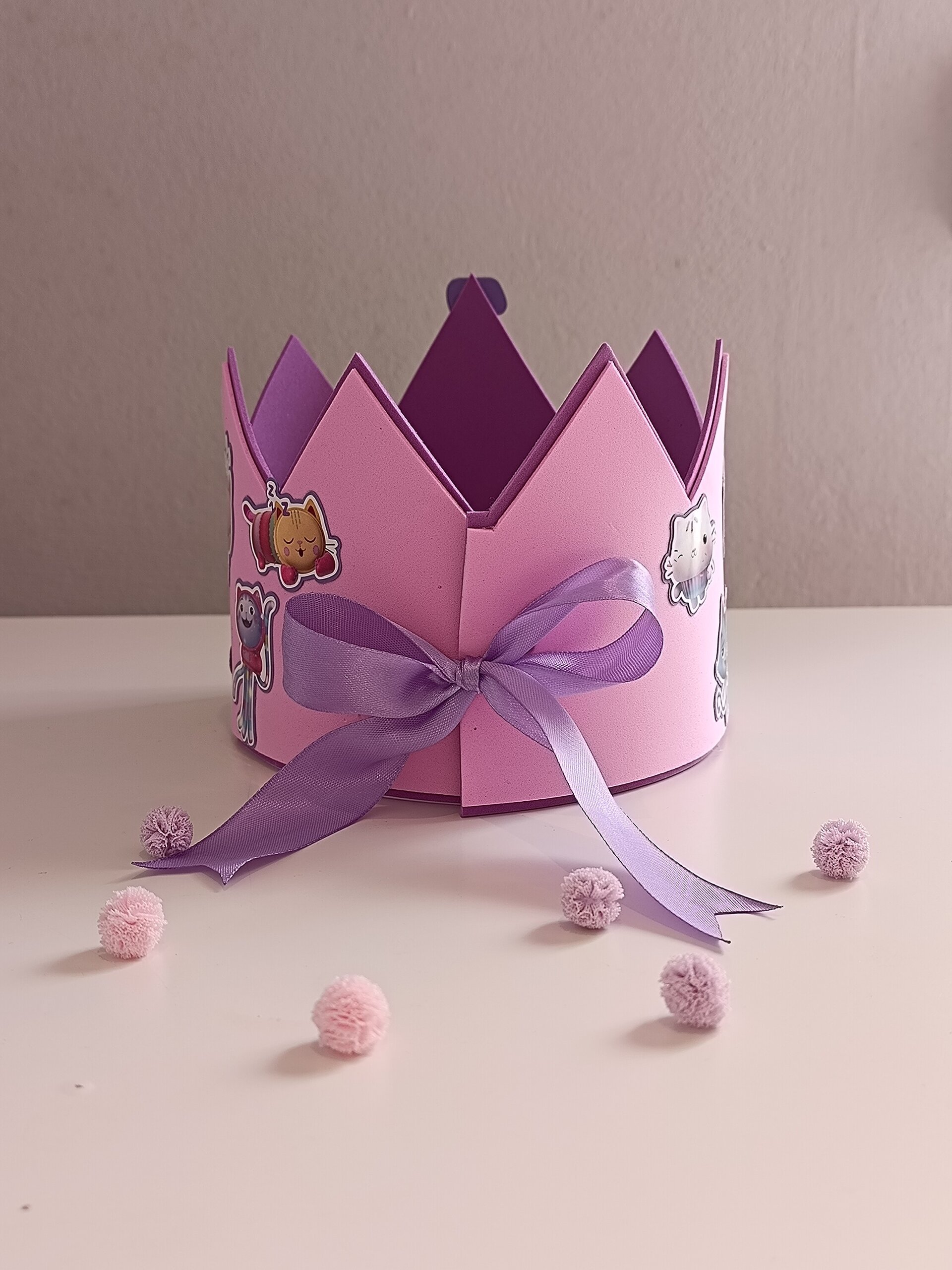 Corona de Cumpleaños personalizada Gaby y la casa de muñecas - 4