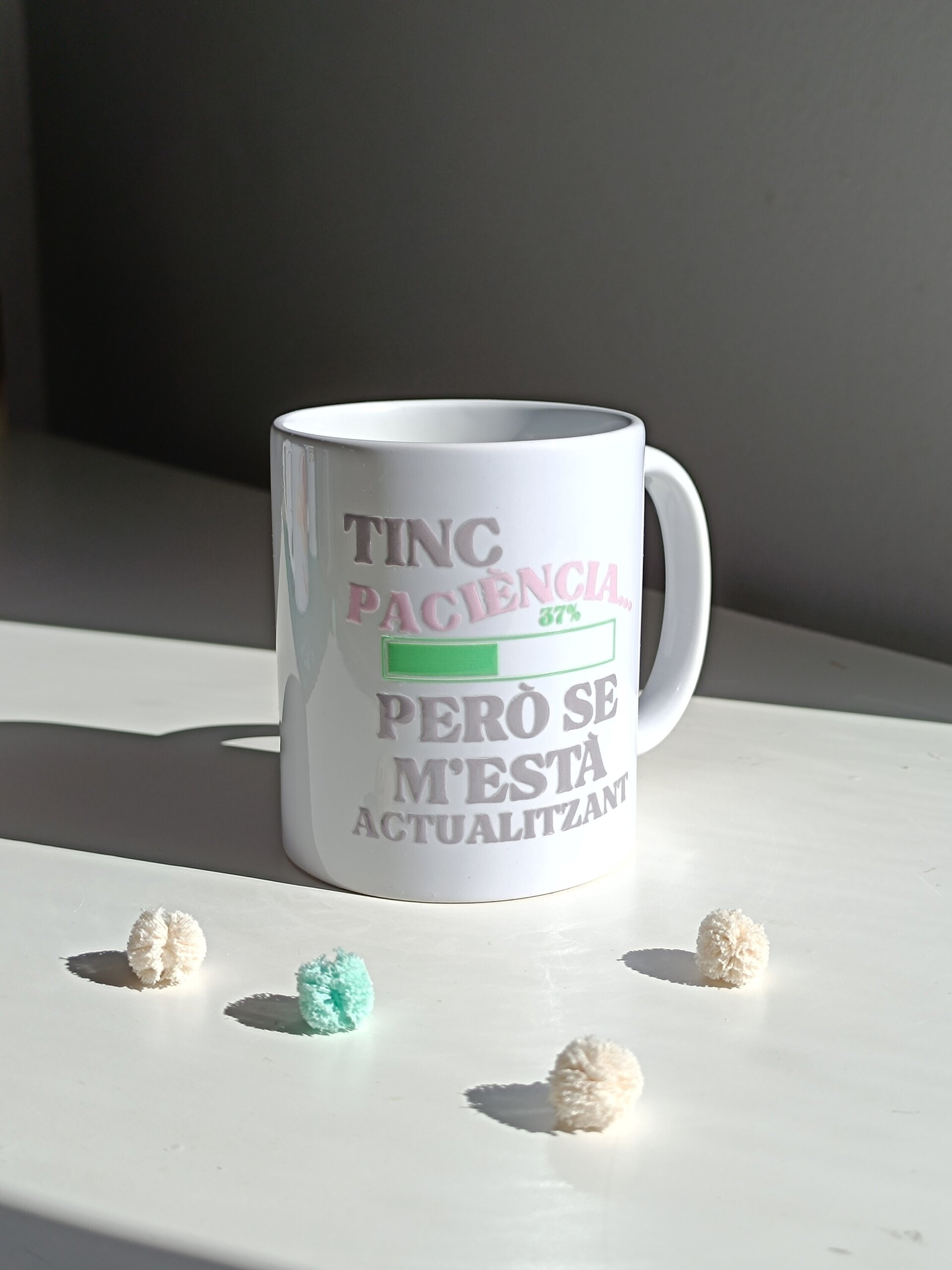 Taza cerámica personalizada – diseño “Tengo paciencia… pero se me está actualiza - 5